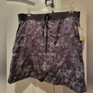 NWT Kohl's Black and White Floral Skort